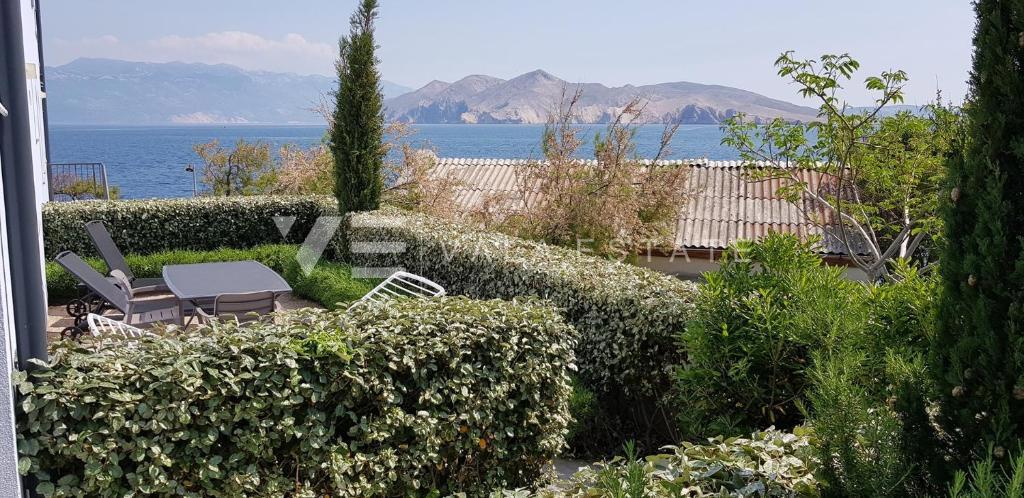 MODERNA SAMOSTOJNA HIŠA V PRVI VRSTI DO MORJA