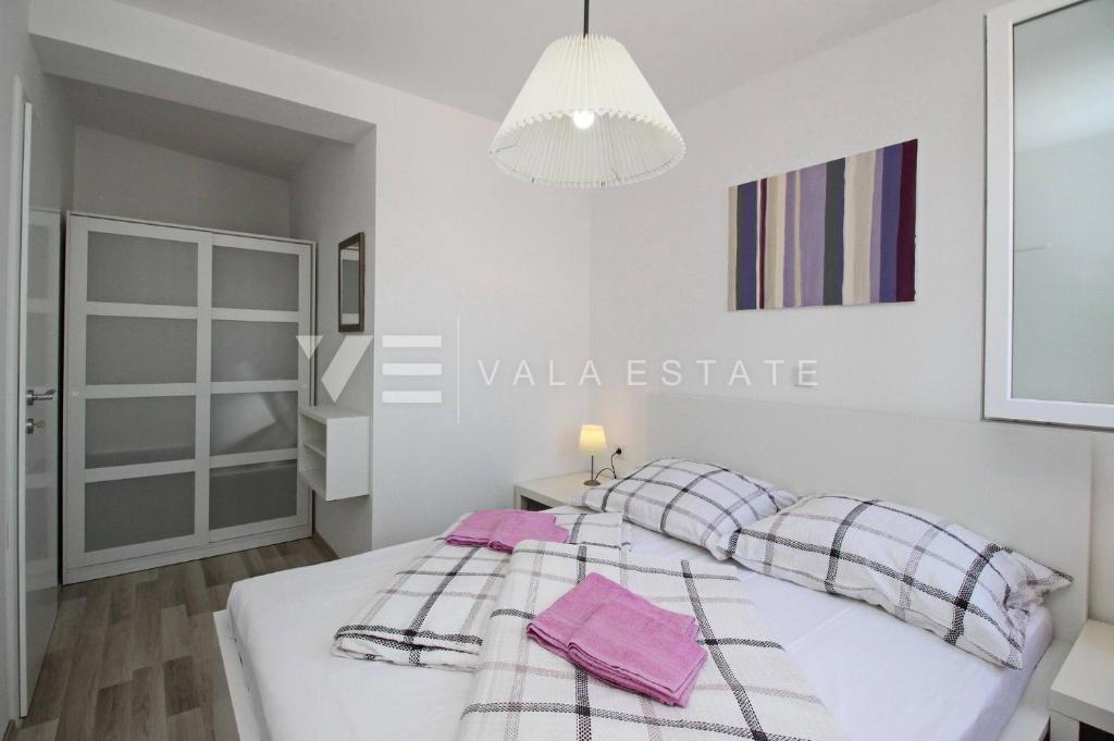 MODERNA SAMOSTOJNA HIŠA V PRVI VRSTI DO MORJA