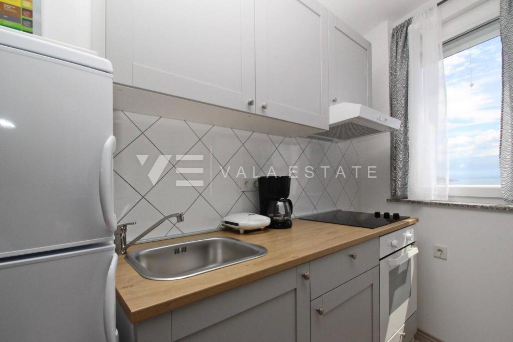 MODERNA SAMOSTOJNA HIŠA V PRVI VRSTI DO MORJA