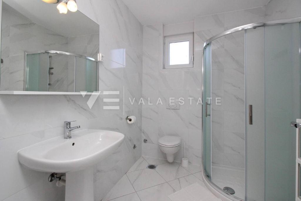 MODERNA SAMOSTOJNA HIŠA V PRVI VRSTI DO MORJA