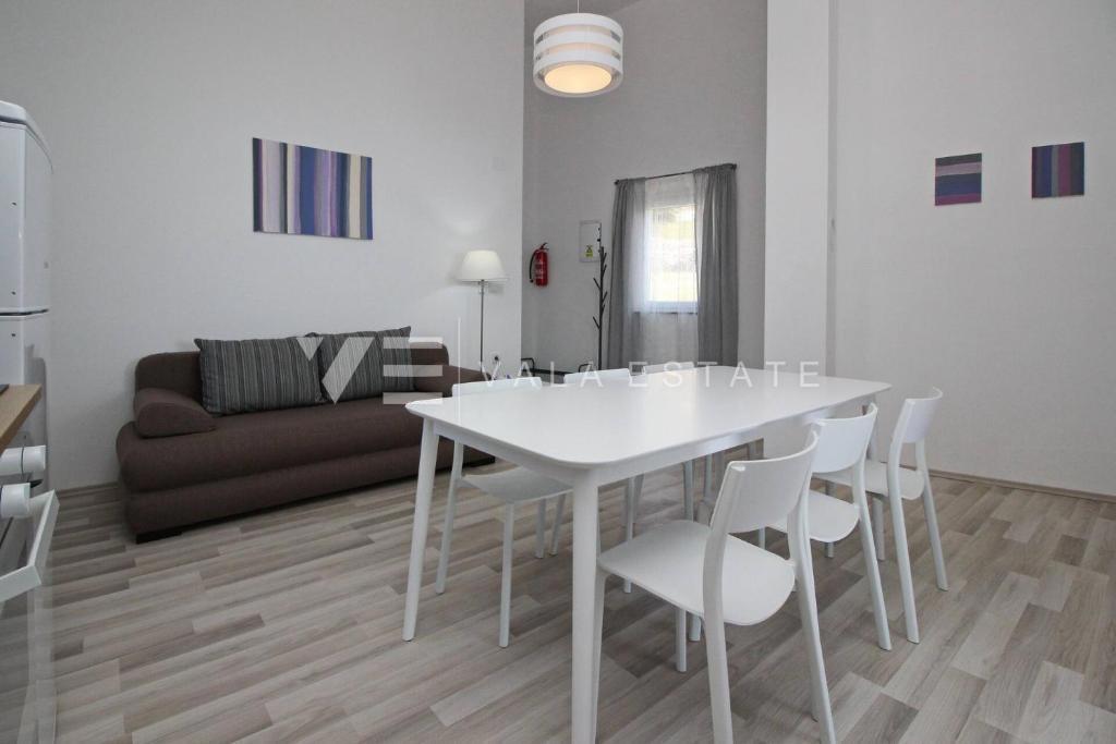 MODERNA SAMOSTOJNA HIŠA V PRVI VRSTI DO MORJA