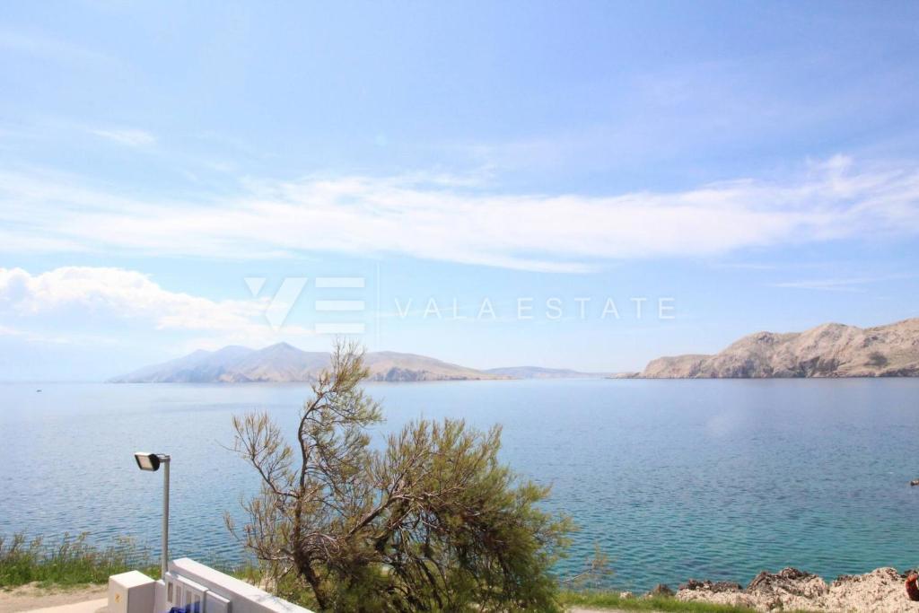 MODERNA SAMOSTOJNA HIŠA V PRVI VRSTI DO MORJA