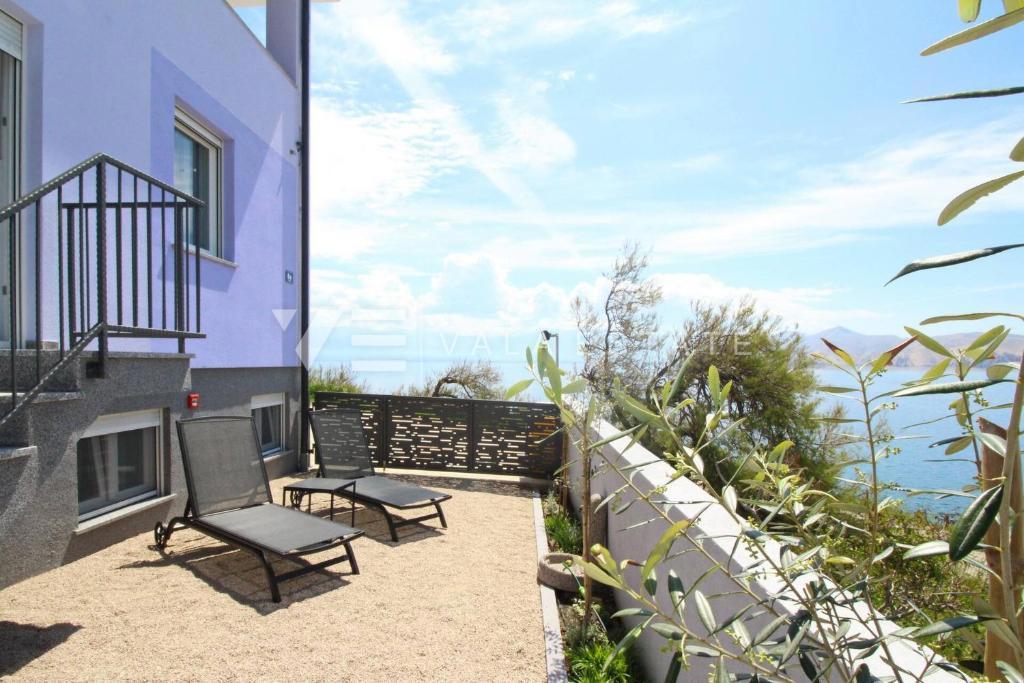 MODERNA SAMOSTOJNA HIŠA V PRVI VRSTI DO MORJA