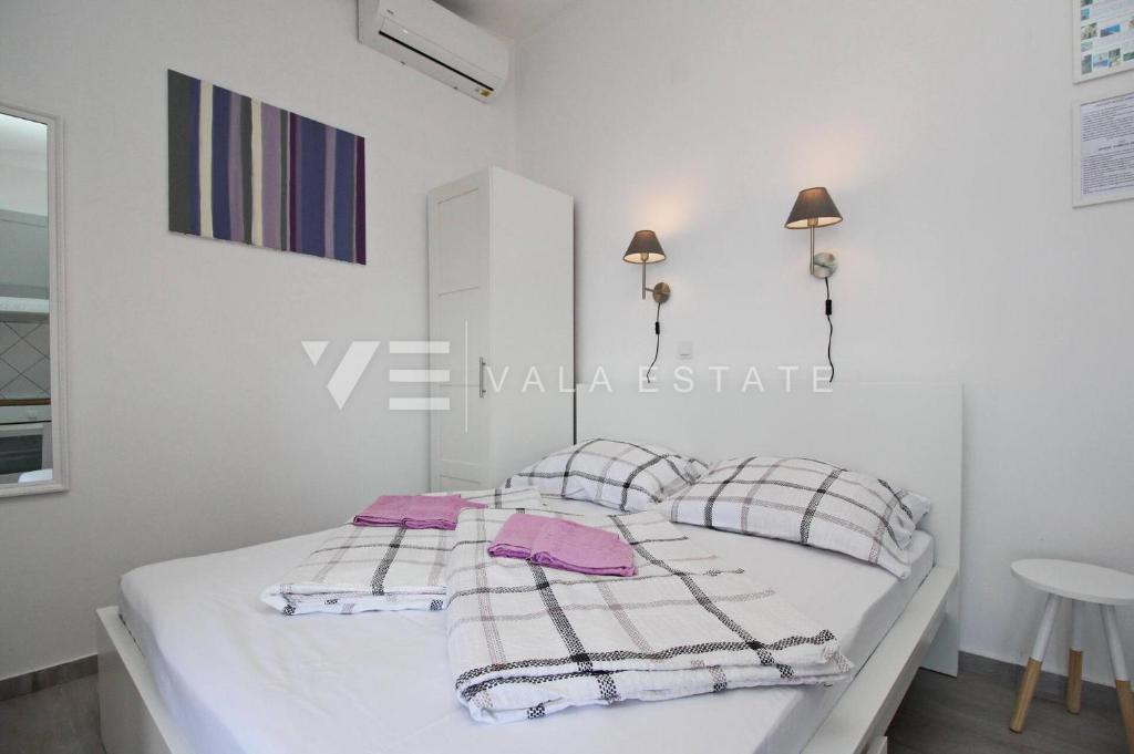 MODERNA SAMOSTOJNA HIŠA V PRVI VRSTI DO MORJA