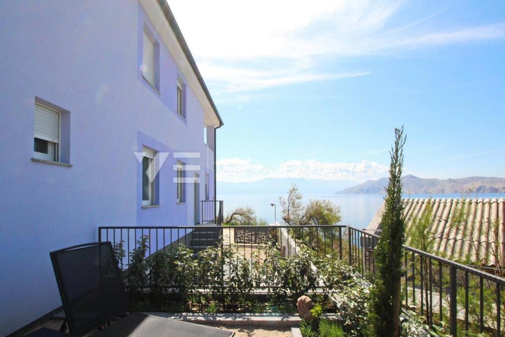 MODERNA SAMOSTOJNA HIŠA V PRVI VRSTI DO MORJA