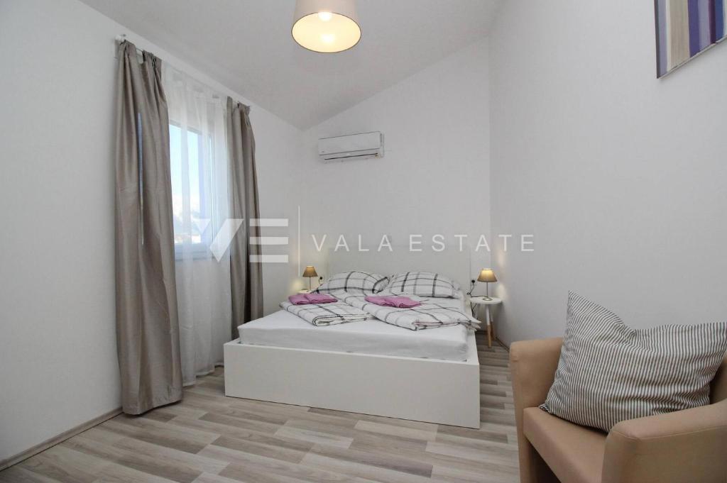 MODERNA SAMOSTOJNA HIŠA V PRVI VRSTI DO MORJA