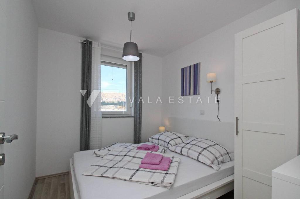 MODERNA SAMOSTOJNA HIŠA V PRVI VRSTI DO MORJA