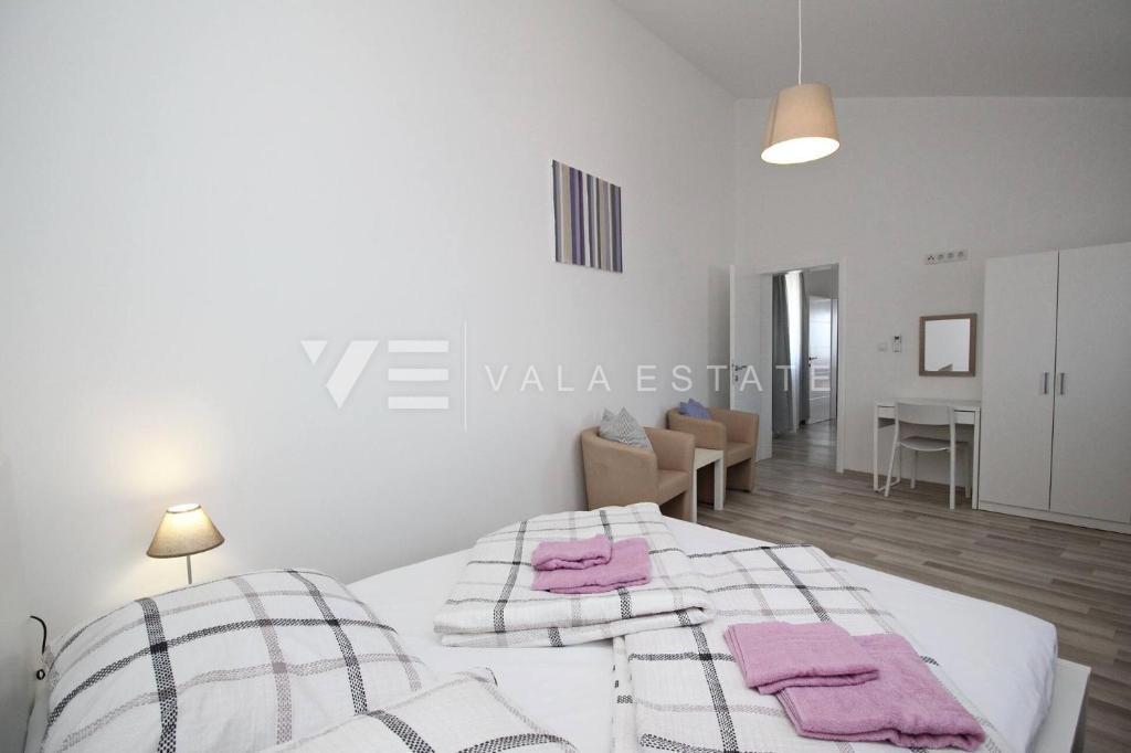 MODERNA SAMOSTOJNA HIŠA V PRVI VRSTI DO MORJA