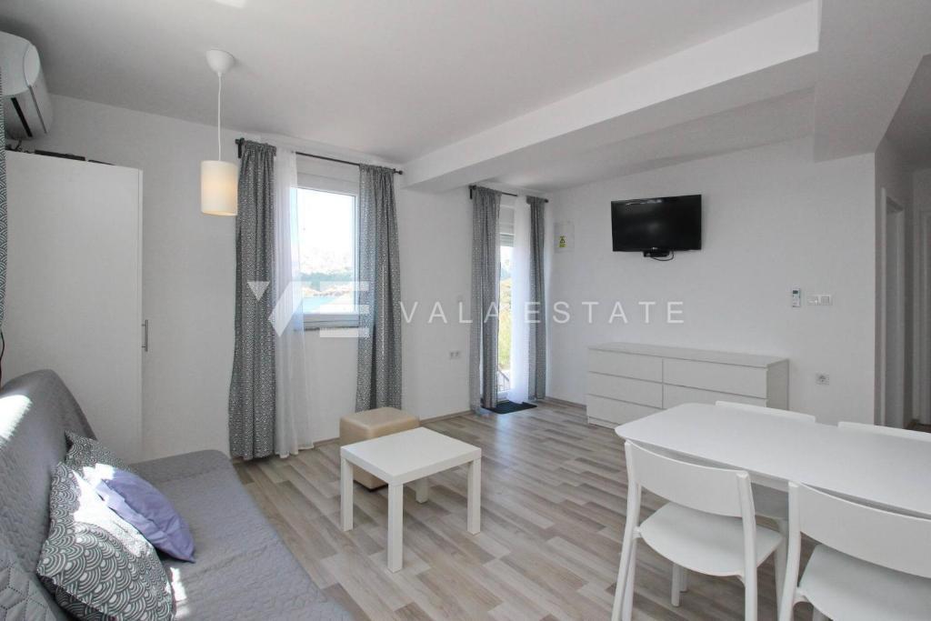 MODERNA SAMOSTOJNA HIŠA V PRVI VRSTI DO MORJA