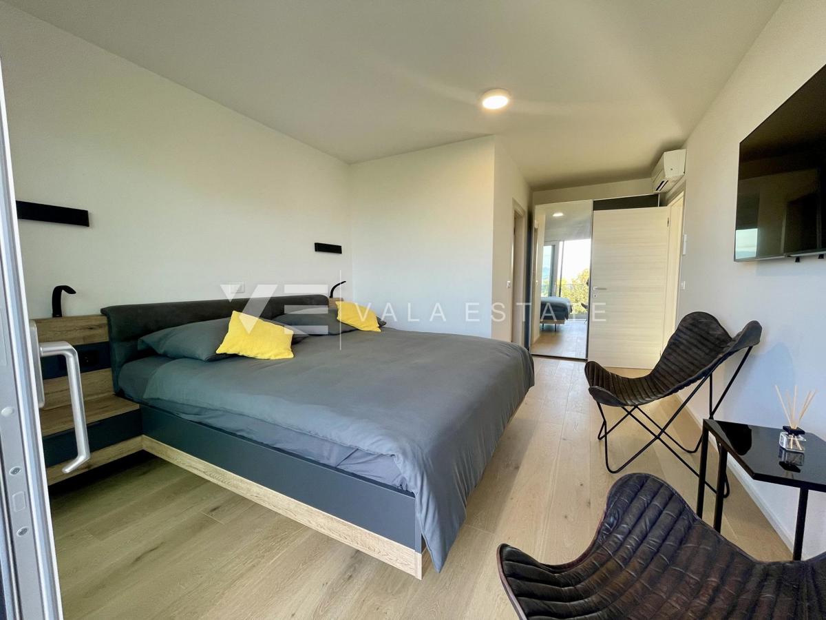 UDOBNI APARTMA Z POGLEDOM NA MORJE NA ATRAKTIVNI LOKACIJI