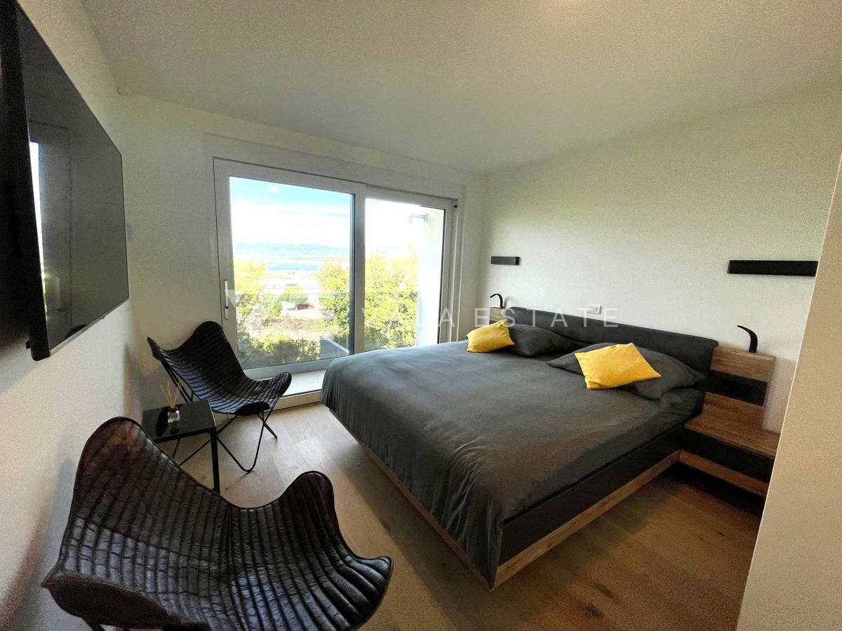 UDOBNI APARTMA Z POGLEDOM NA MORJE NA ATRAKTIVNI LOKACIJI