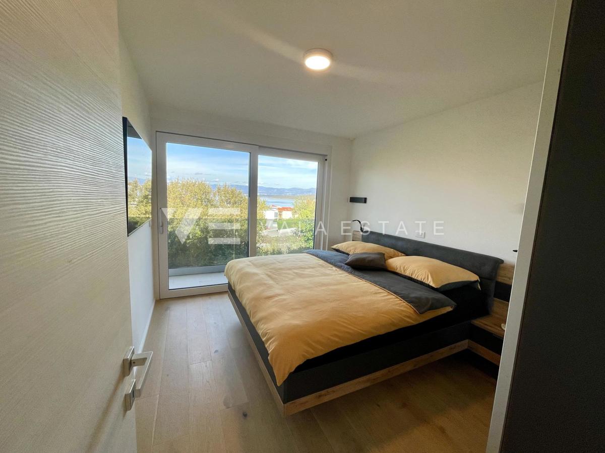 UDOBNI APARTMA Z POGLEDOM NA MORJE NA ATRAKTIVNI LOKACIJI