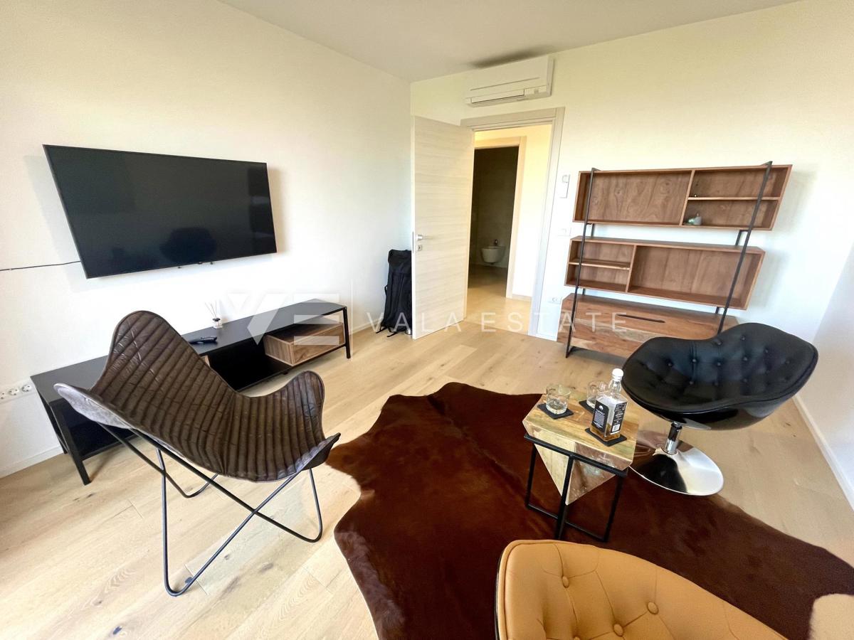 UDOBNI APARTMA Z POGLEDOM NA MORJE NA ATRAKTIVNI LOKACIJI