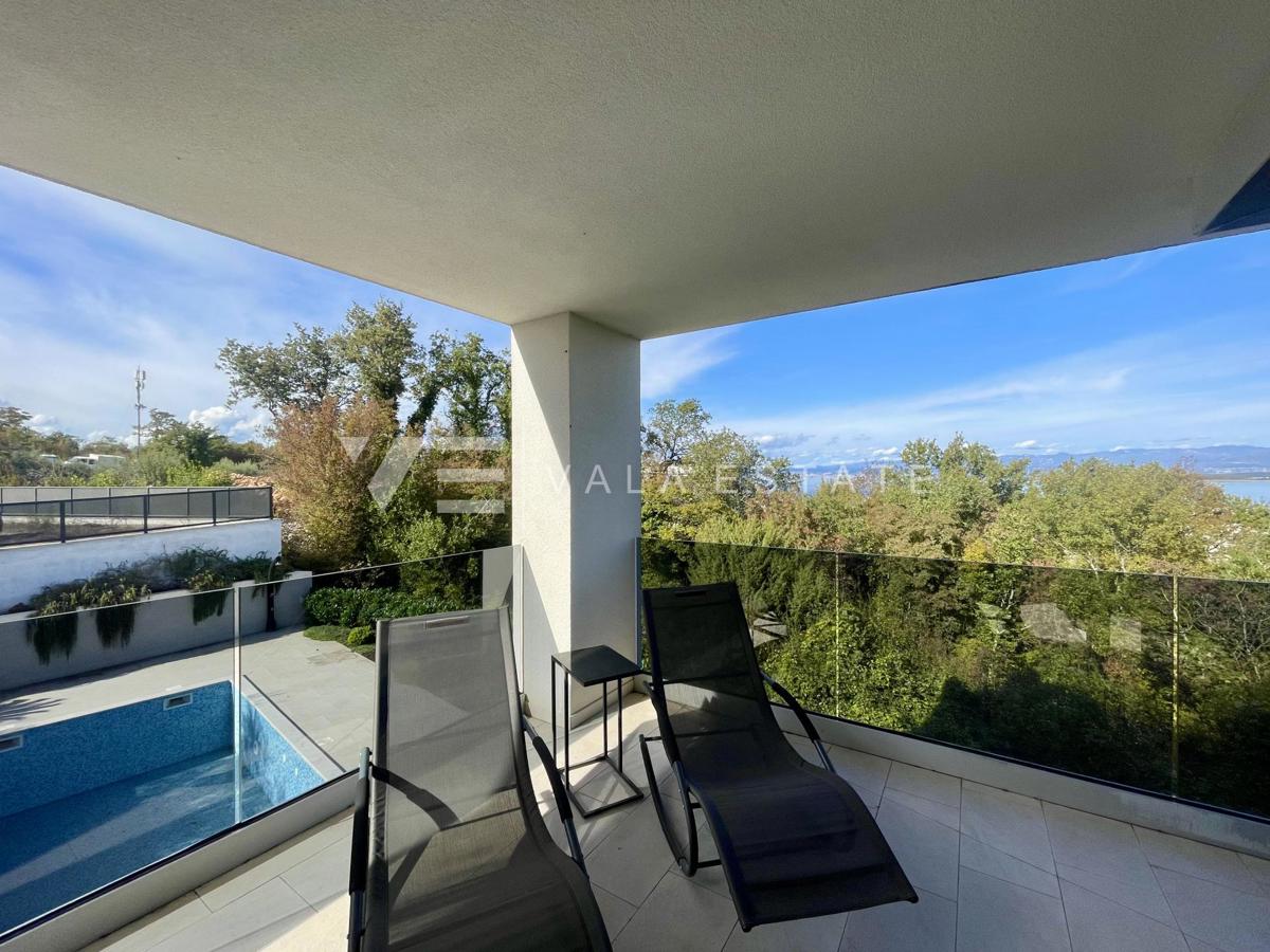 UDOBNI APARTMA Z POGLEDOM NA MORJE NA ATRAKTIVNI LOKACIJI