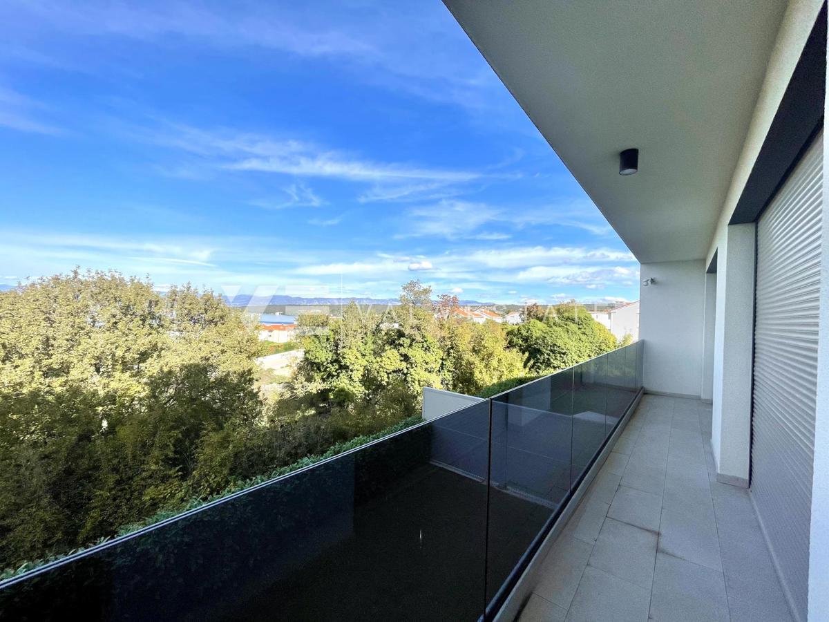 UDOBNI APARTMA Z POGLEDOM NA MORJE NA ATRAKTIVNI LOKACIJI