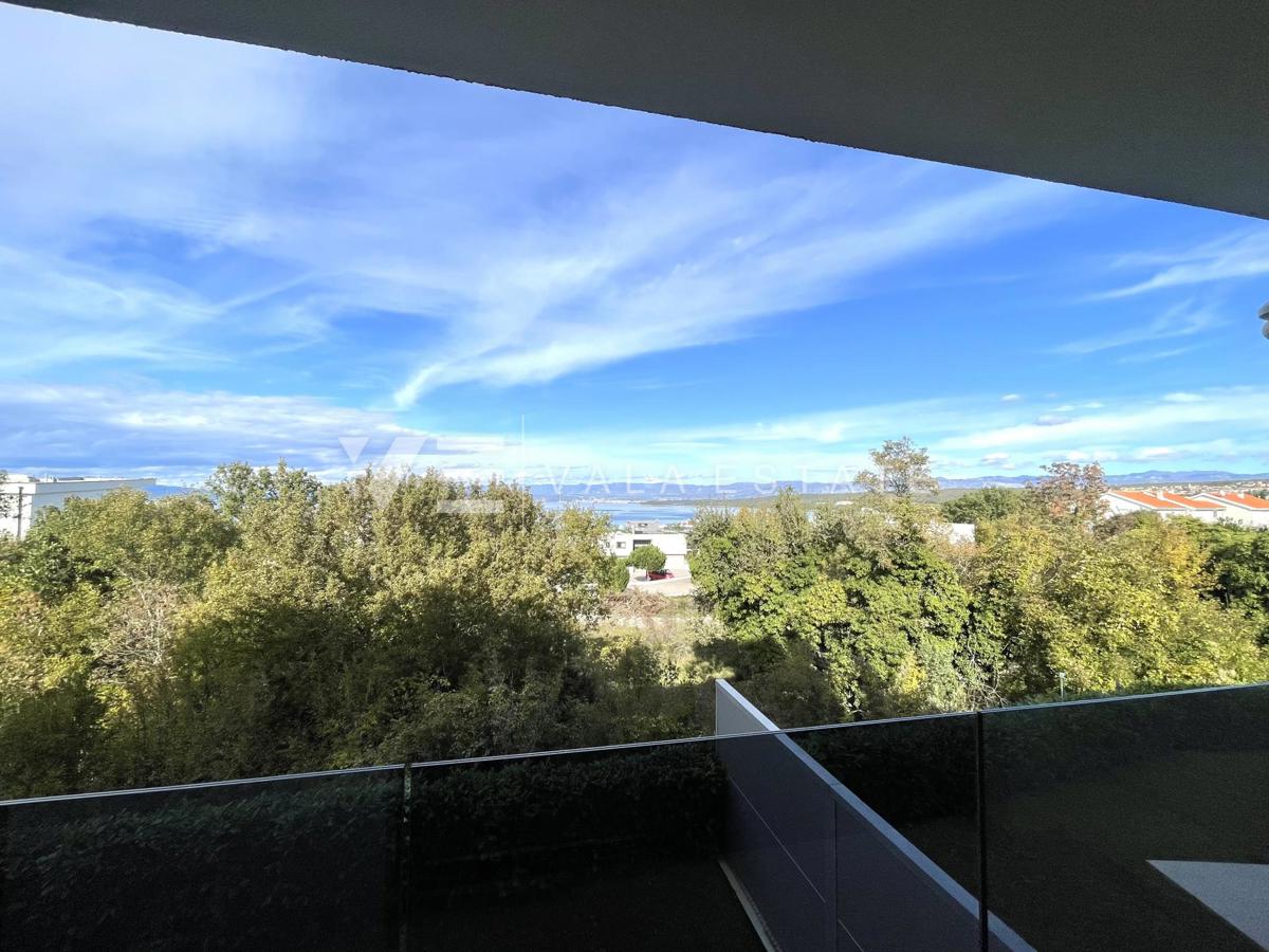 UDOBNI APARTMA Z POGLEDOM NA MORJE NA ATRAKTIVNI LOKACIJI