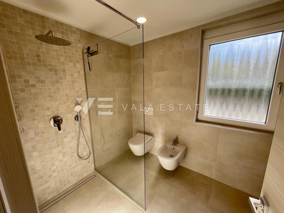 UDOBNI APARTMA Z POGLEDOM NA MORJE NA ATRAKTIVNI LOKACIJI