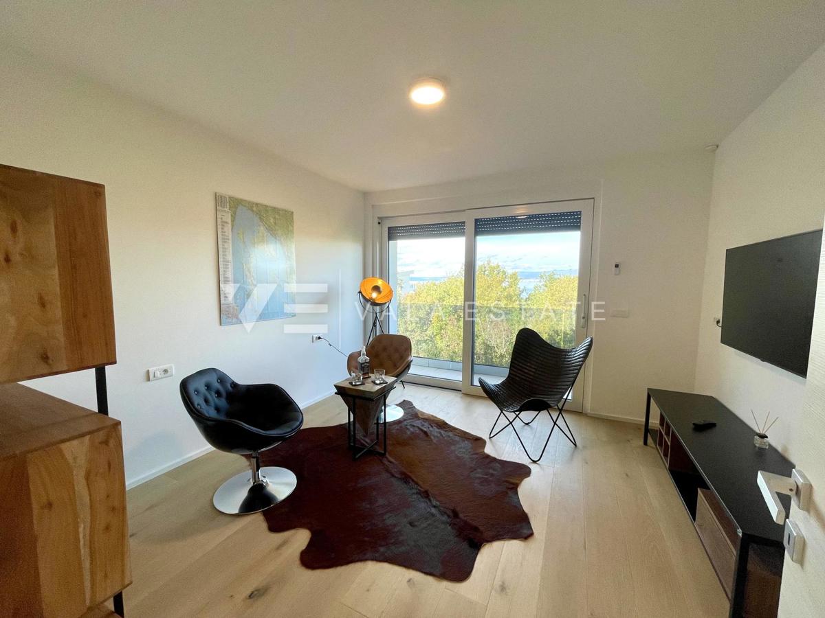 UDOBNI APARTMA Z POGLEDOM NA MORJE NA ATRAKTIVNI LOKACIJI