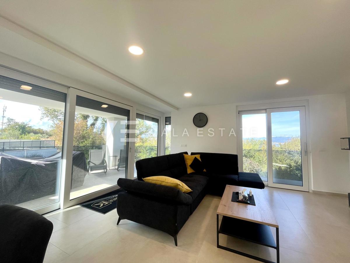 UDOBNI APARTMA Z POGLEDOM NA MORJE NA ATRAKTIVNI LOKACIJI