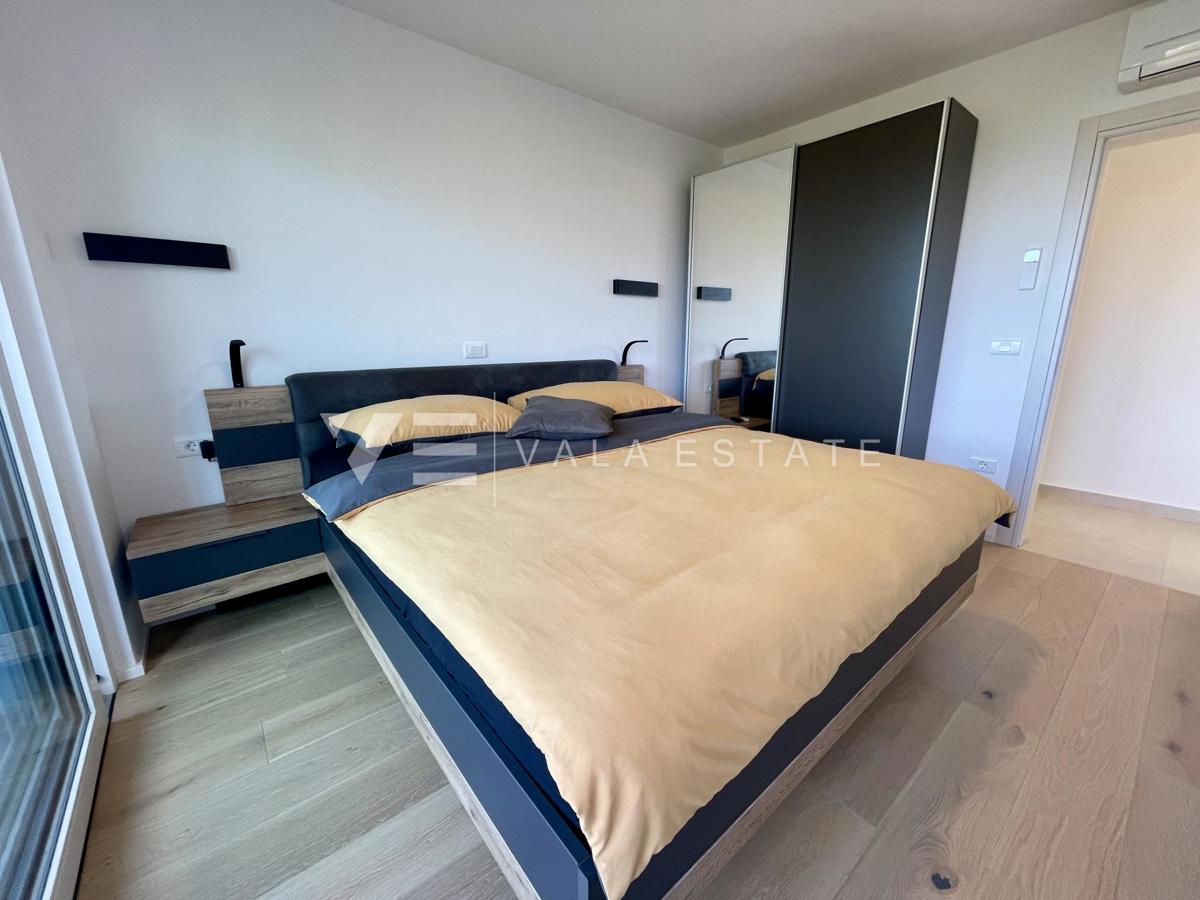 UDOBNI APARTMA Z POGLEDOM NA MORJE NA ATRAKTIVNI LOKACIJI