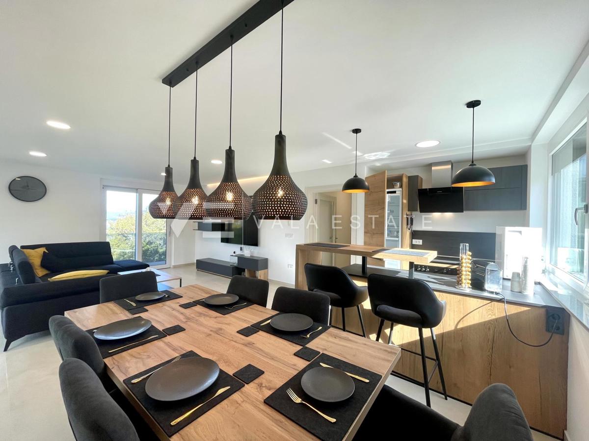 UDOBNI APARTMA Z POGLEDOM NA MORJE NA ATRAKTIVNI LOKACIJI