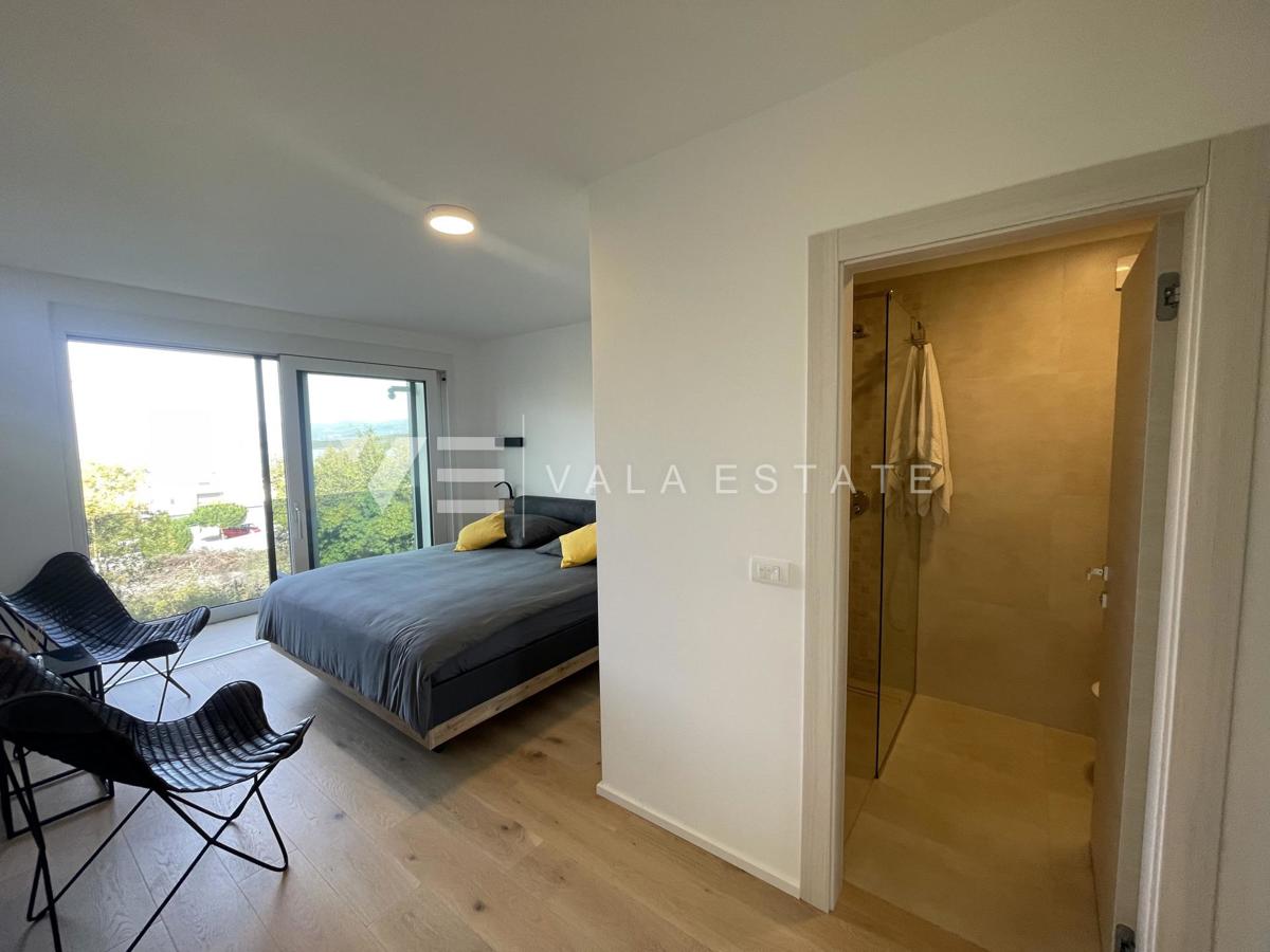 UDOBNI APARTMA Z POGLEDOM NA MORJE NA ATRAKTIVNI LOKACIJI