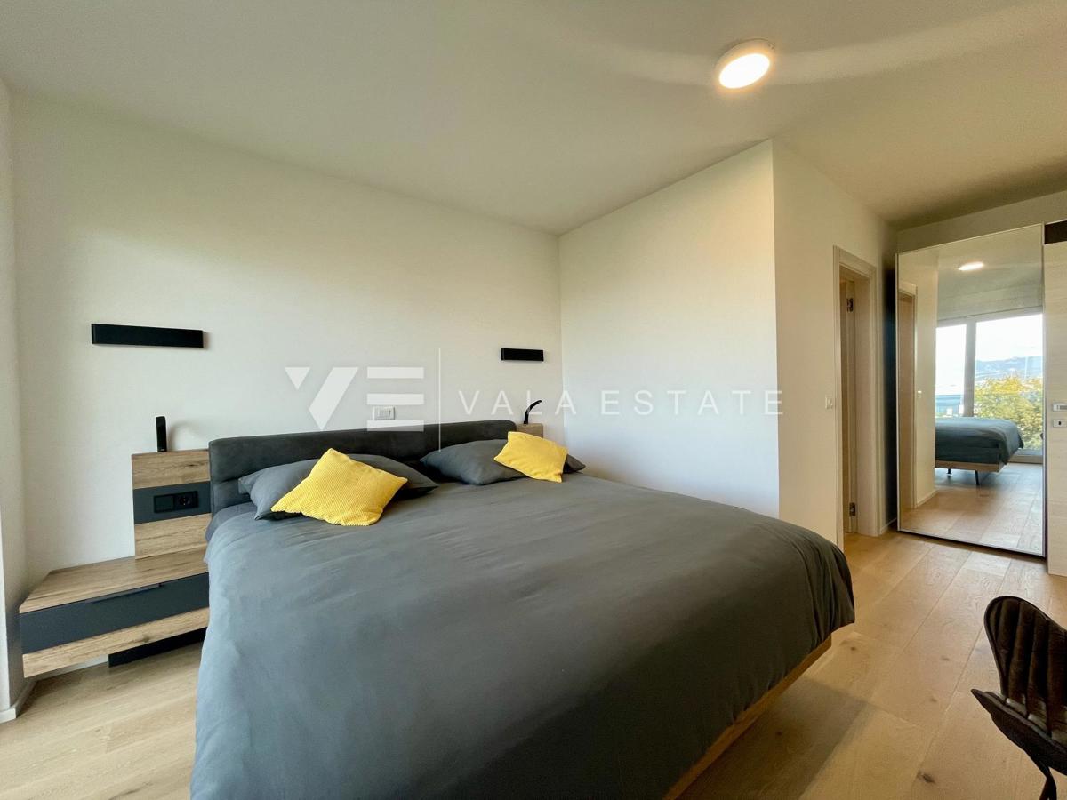 UDOBNI APARTMA Z POGLEDOM NA MORJE NA ATRAKTIVNI LOKACIJI