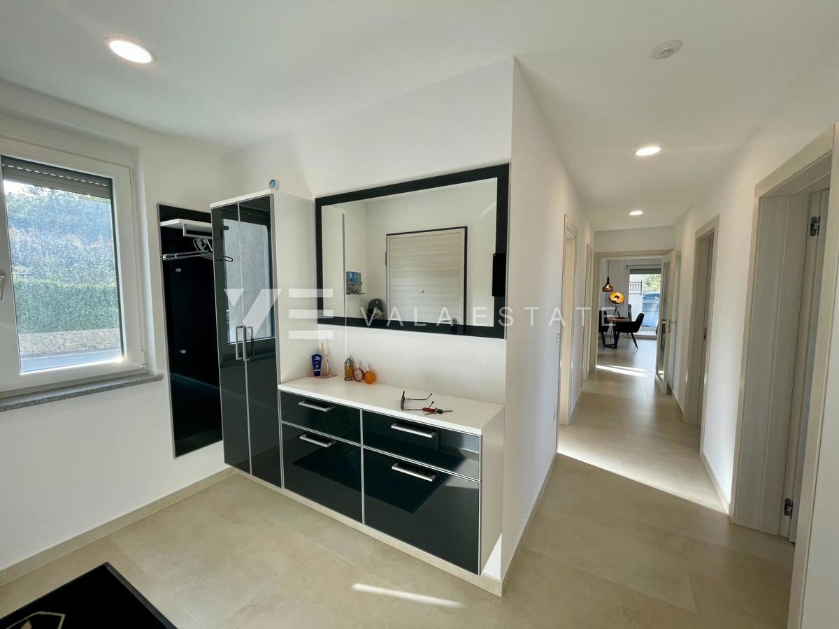 UDOBNI APARTMA Z POGLEDOM NA MORJE NA ATRAKTIVNI LOKACIJI