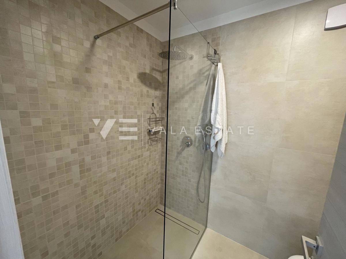 UDOBNI APARTMA Z POGLEDOM NA MORJE NA ATRAKTIVNI LOKACIJI