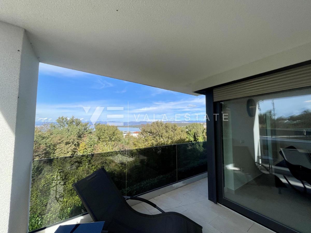 UDOBNI APARTMA Z POGLEDOM NA MORJE NA ATRAKTIVNI LOKACIJI