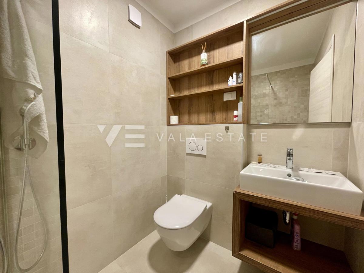 UDOBNI APARTMA Z POGLEDOM NA MORJE NA ATRAKTIVNI LOKACIJI