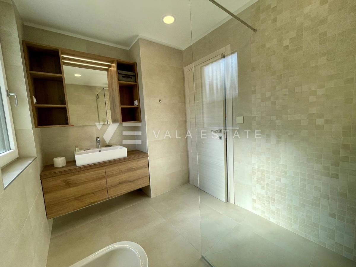 UDOBNI APARTMA Z POGLEDOM NA MORJE NA ATRAKTIVNI LOKACIJI