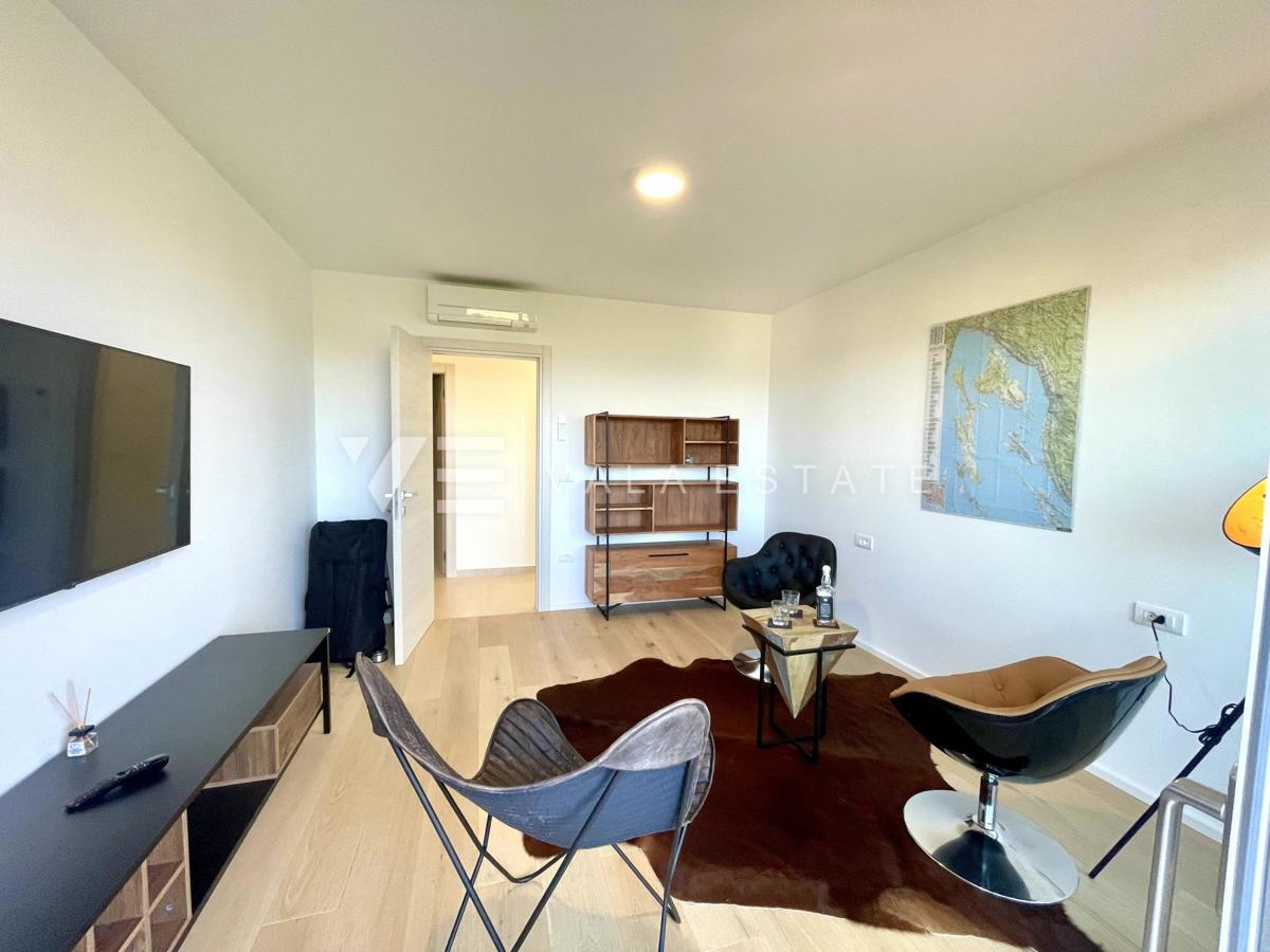 UDOBNI APARTMA Z POGLEDOM NA MORJE NA ATRAKTIVNI LOKACIJI