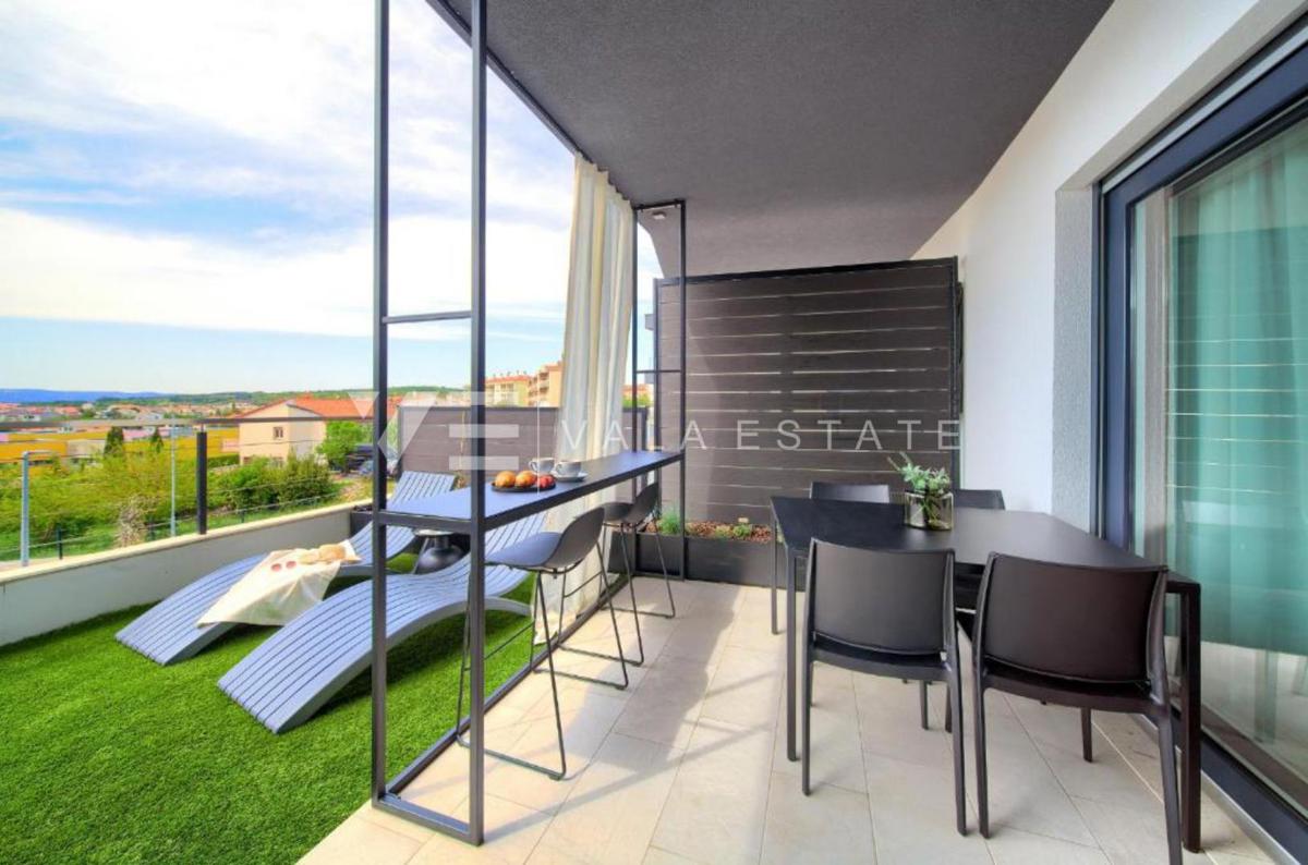 UDOBNI OPREMLJENI APARTMA V BLIŽINI CENTRA IN MORJA