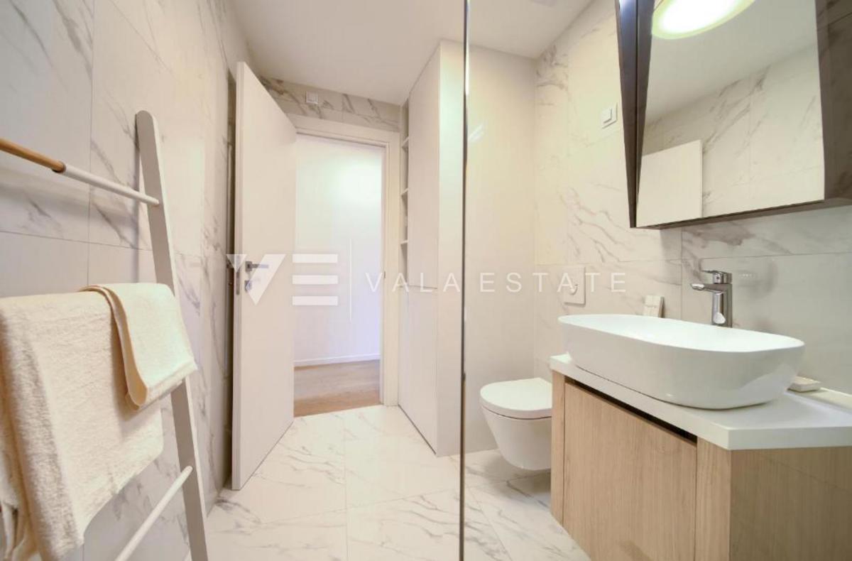 UDOBNI OPREMLJENI APARTMA V BLIŽINI CENTRA IN MORJA