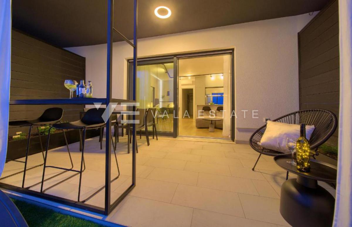 UDOBNI OPREMLJENI APARTMA V BLIŽINI CENTRA IN MORJA