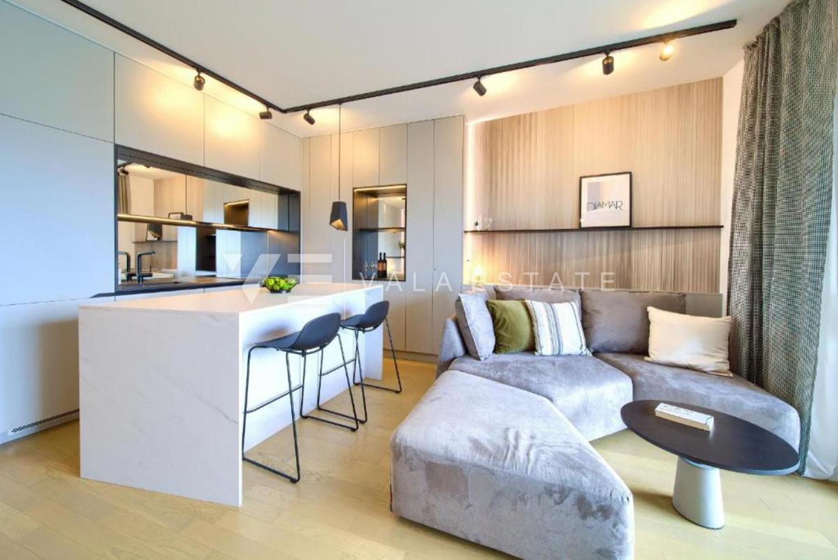 UDOBNI OPREMLJENI APARTMA V BLIŽINI CENTRA IN MORJA