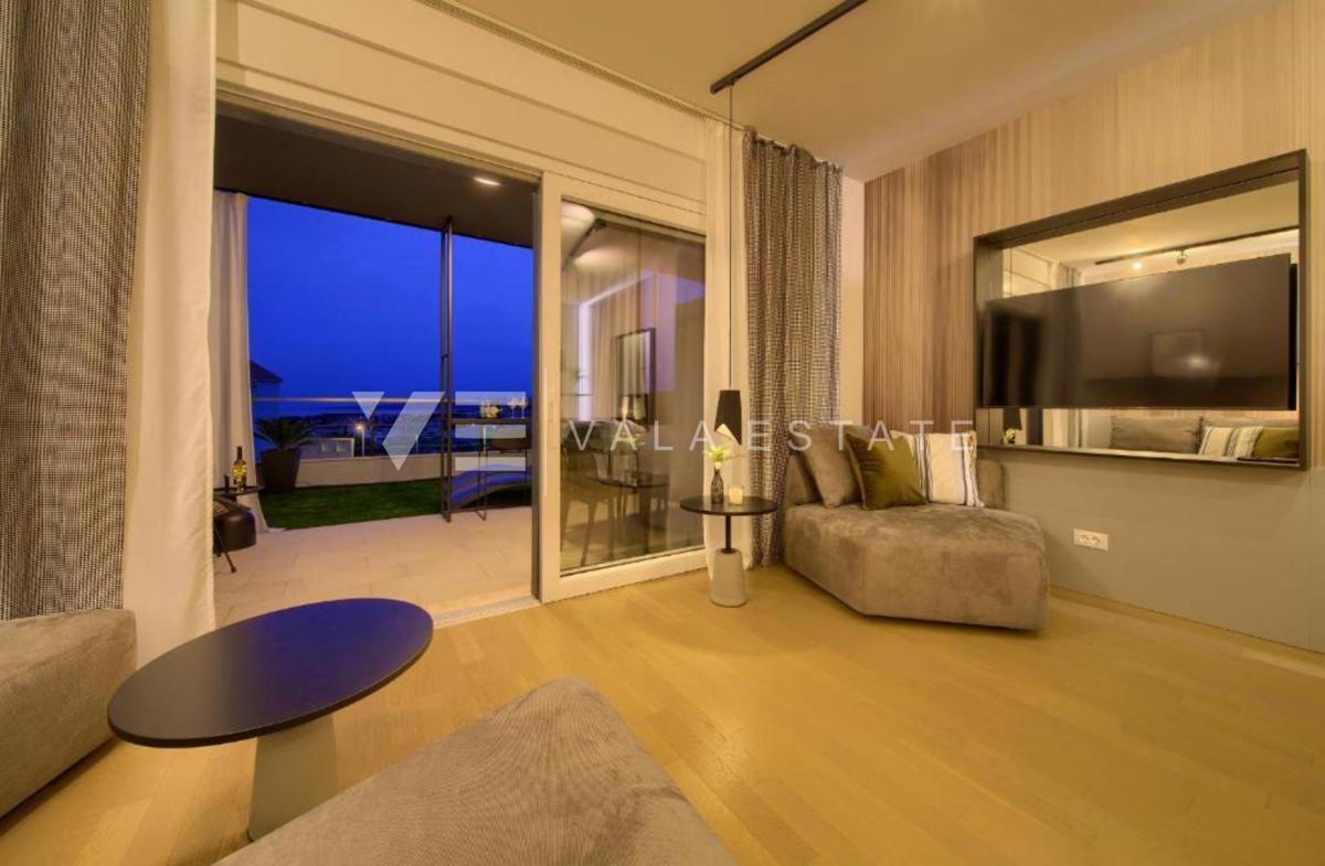 UDOBNI OPREMLJENI APARTMA V BLIŽINI CENTRA IN MORJA