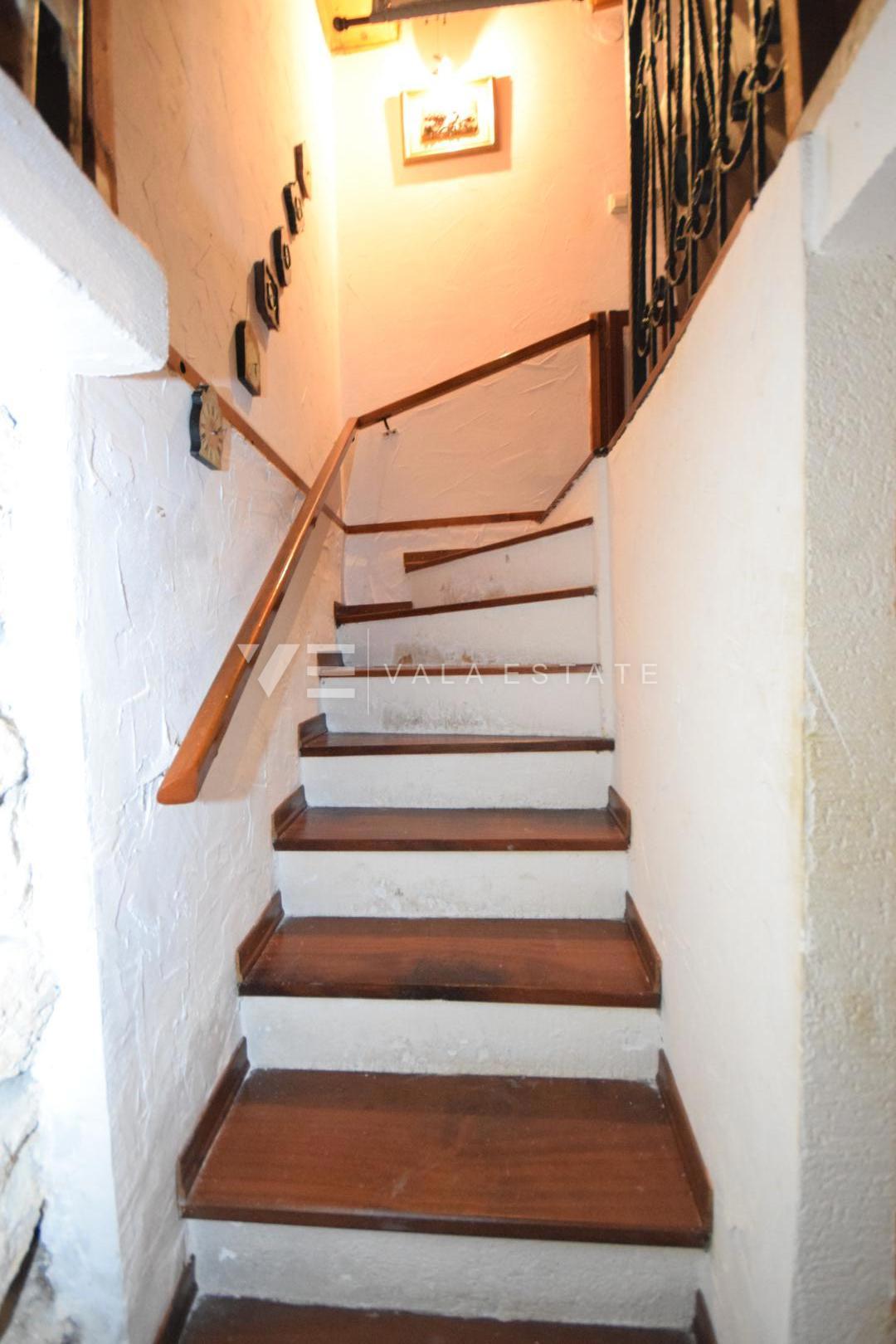 KAMNA HIŠA V STAREM MESTNEM JEDRU S POGLEDOM NA MORJE