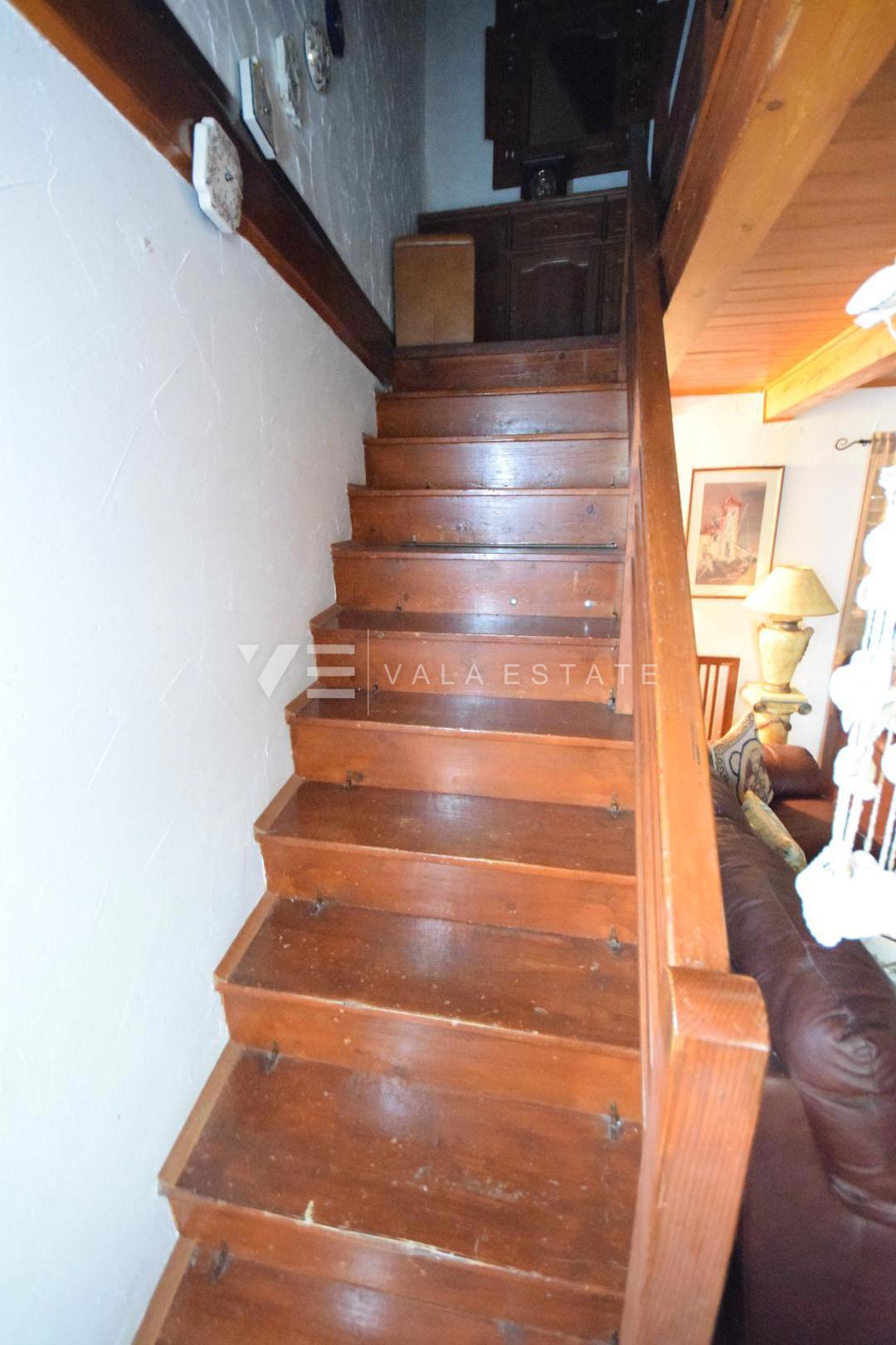 KAMNA HIŠA V STAREM MESTNEM JEDRU S POGLEDOM NA MORJE