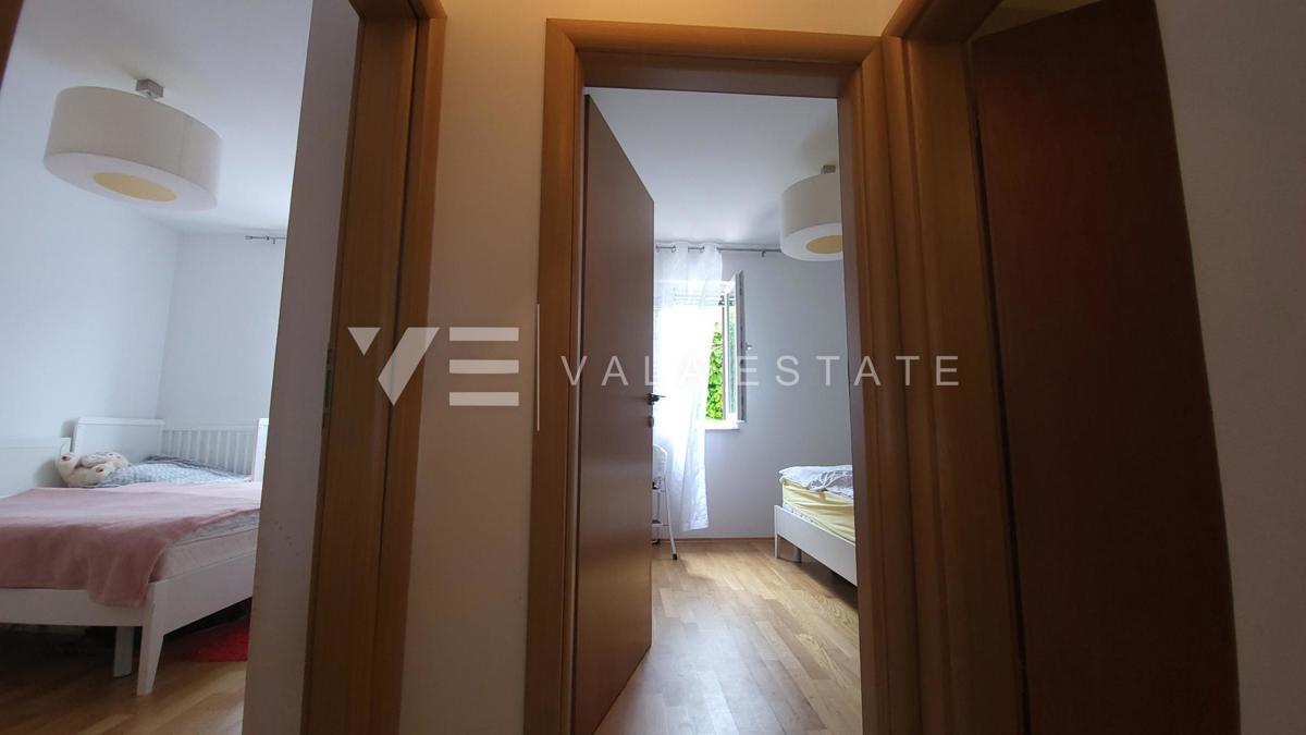 DVOSOBNI APARTMA V PRITLIČJU Z VRTOM IN POGLEDOM NA MORJE