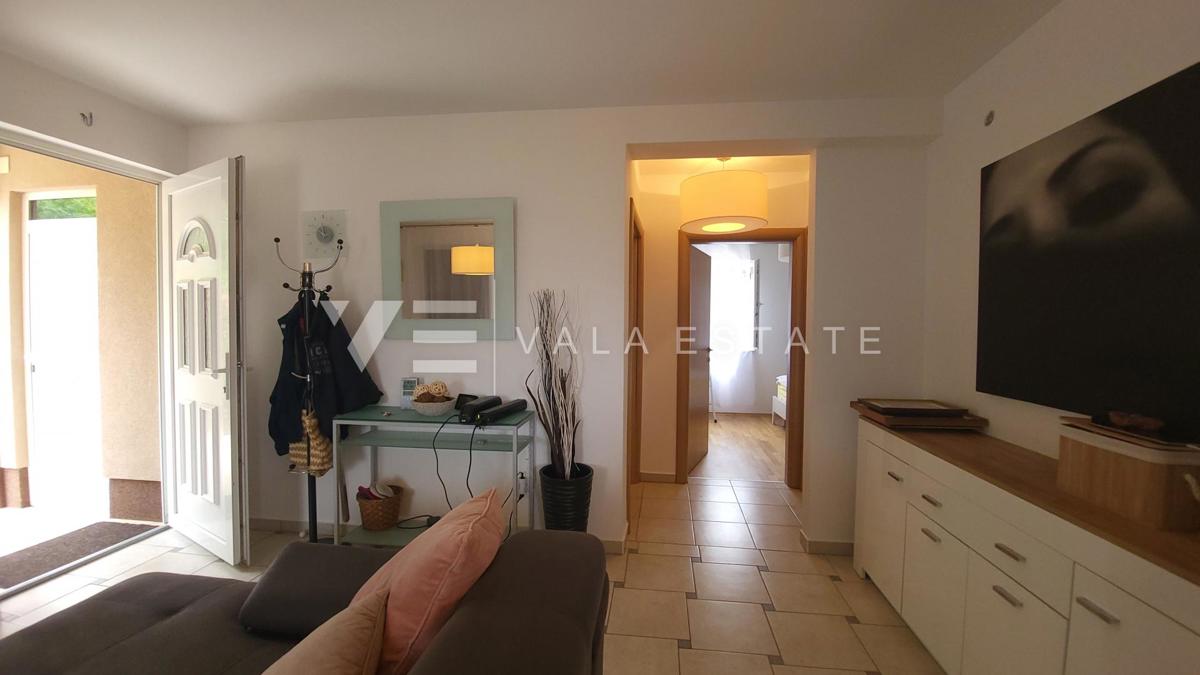 DVOSOBNI APARTMA V PRITLIČJU Z VRTOM IN POGLEDOM NA MORJE