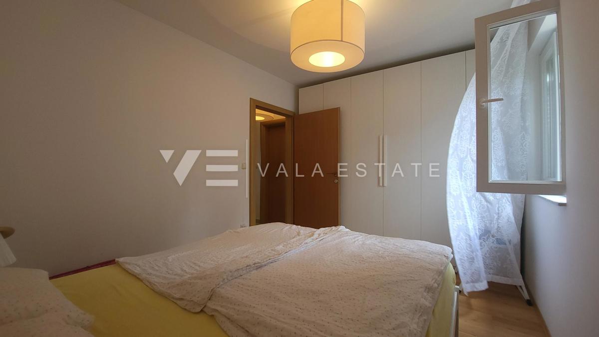 DVOSOBNI APARTMA V PRITLIČJU Z VRTOM IN POGLEDOM NA MORJE