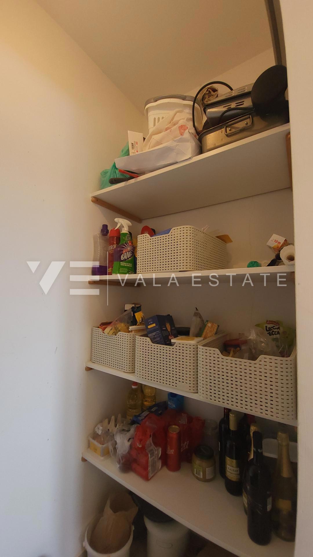 DVOSOBNI APARTMA V PRITLIČJU Z VRTOM IN POGLEDOM NA MORJE