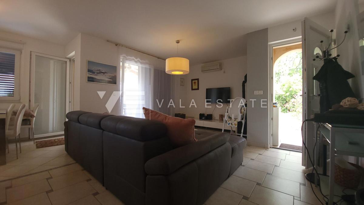 DVOSOBNI APARTMA V PRITLIČJU Z VRTOM IN POGLEDOM NA MORJE