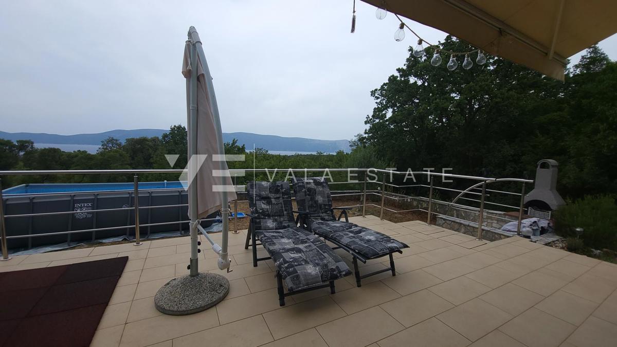 DVOSOBNI APARTMA V PRITLIČJU Z VRTOM IN POGLEDOM NA MORJE