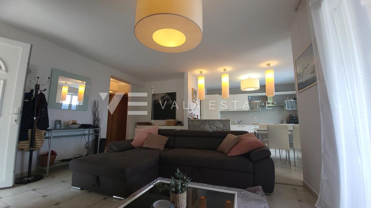 DVOSOBNI APARTMA V PRITLIČJU Z VRTOM IN POGLEDOM NA MORJE