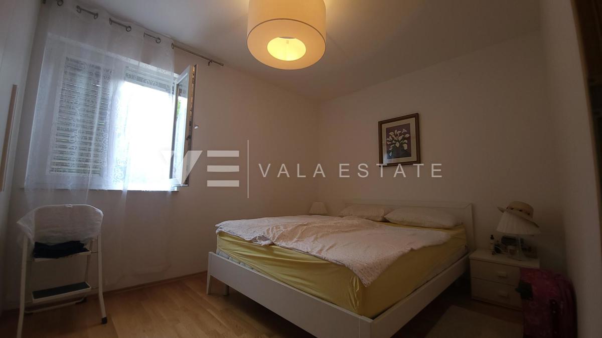 DVOSOBNI APARTMA V PRITLIČJU Z VRTOM IN POGLEDOM NA MORJE