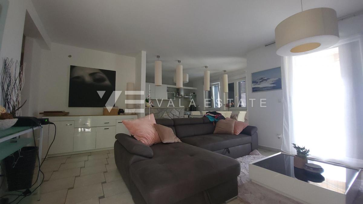 DVOSOBNI APARTMA V PRITLIČJU Z VRTOM IN POGLEDOM NA MORJE