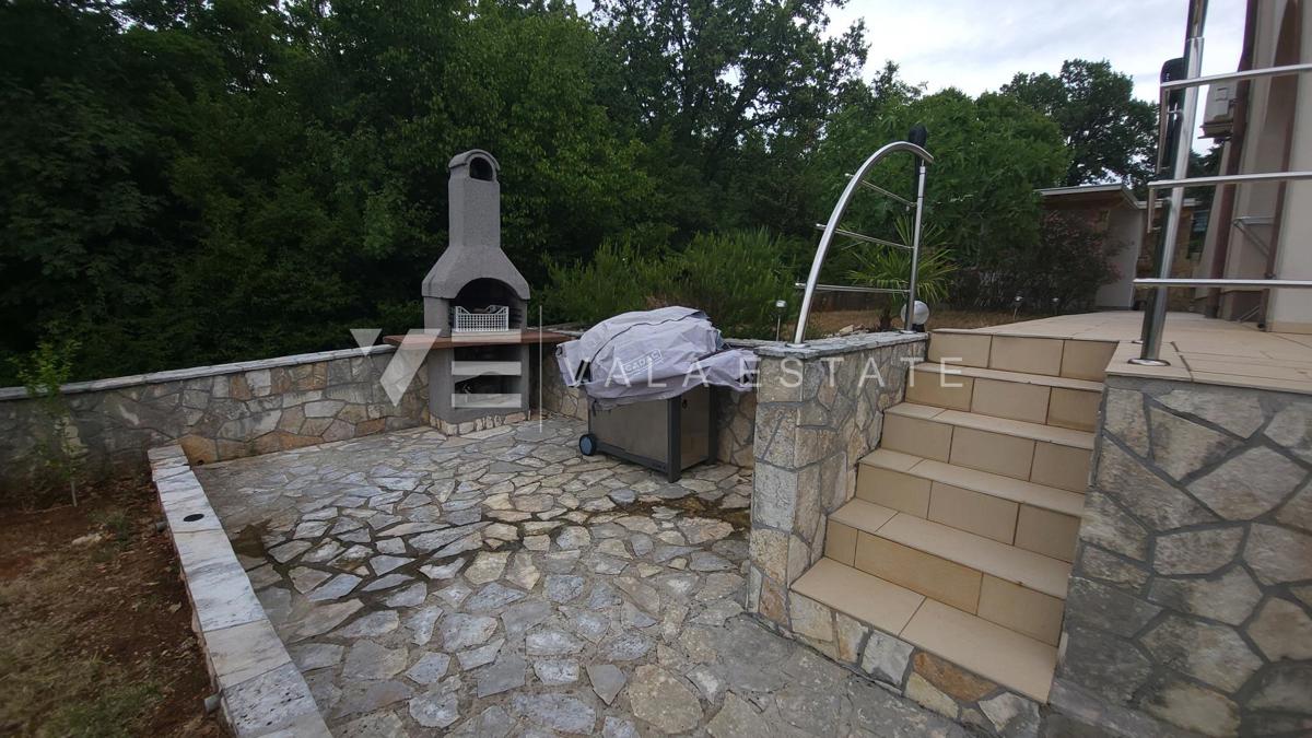 DVOSOBNI APARTMA V PRITLIČJU Z VRTOM IN POGLEDOM NA MORJE